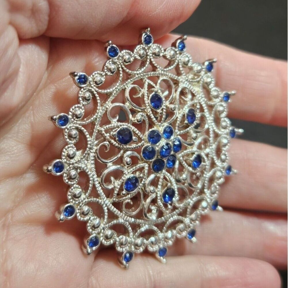 Vintage silver tone Monet brooch - Picture 6 of 10